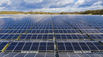 Zonnepanelen boven water op een oude zandwinplas