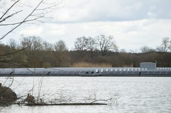 Drijvend zonnepark Kloosterhaar aanzicht vanuit de wal