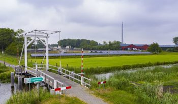 Zonnepark van Wetterskip Frlyslân in landschap