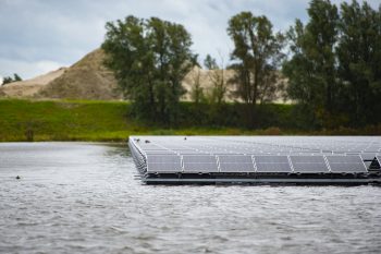 Drijvend zonnepark op een zandwinplas