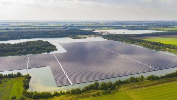 Bovenaanzicht drijvend zonnepark Sellingen