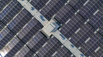 Zonnepanelen boven water