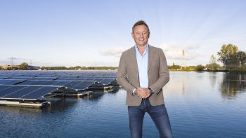 Arnold Nijland naast drijvend zonnepark