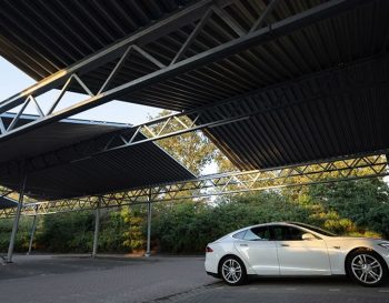Elektrische auto onder zonnecarport van Ziekenhuis Nij Smellinghe