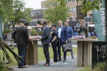 Het uitdelen van badges tijdens de opening van het nieuwe GroenLeven kantoor
