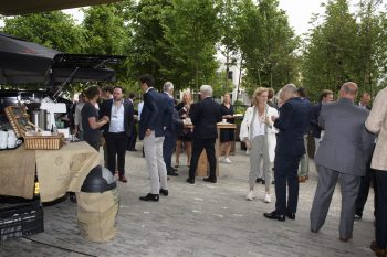 Koffie en een drankje bij de entree van het evenement