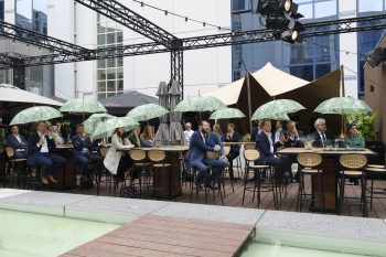 Bezoekers 10-jarig jubileum GroenLeven luisteren aandachtig naar Aniek Moonen