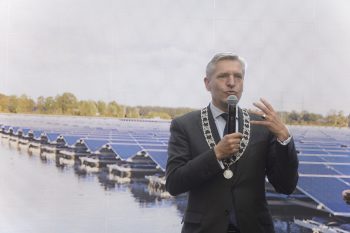 Sybrand Buma spreekt gasten toe