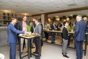 Netwerken tijdens opening nieuw kantoor