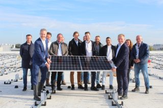 Leggen van eerste zonnepaneel bij Urenco