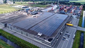 Simian met blik op zonnepanelen