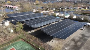 Zonnecarport bij Camping It Wiid