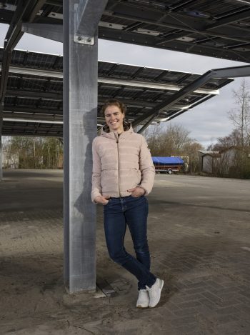 Annelie Bleckman onder zonnecarport