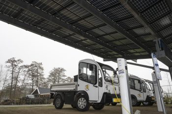 Elektrische voertuigen onder een zonnecarport