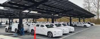 Nieuwe Volvo modellen onder een zonnecarport