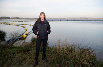 Vrouw bij drijvend zonnepark