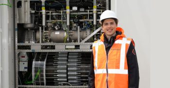 Jonas Rosch naast waterstofinstallatie