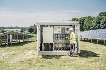 Monteur bij zonnepark